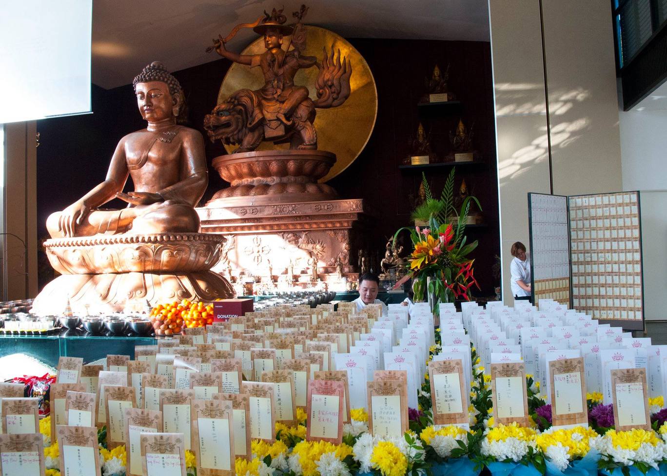 往年盂兰盆节法会上摆放在佛坛前的超荐牌位